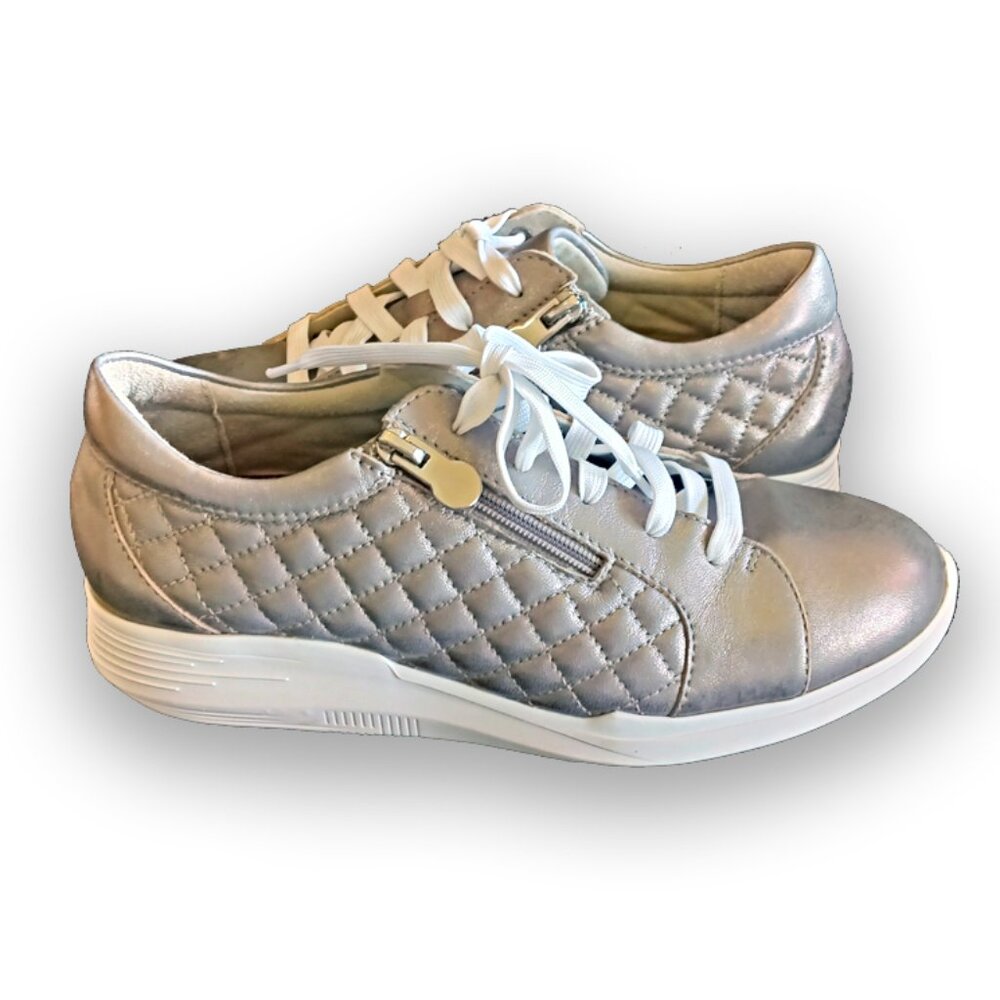 Munro | Women's Emmie Sneaker in Taupe Metallic size 7
